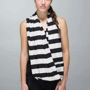 lululemon black and white vinyasa scarf